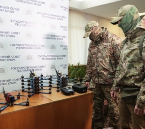 Спикеры парламента Крыма и партии ЛДПР передали военнослужащим дроны-камикадзе «Жириновский»