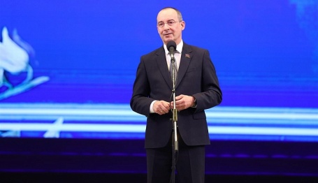  «Вы создаете крепкий тыл для бойцов»:  спикер кубанского парламента Юрий Бурлачко о роли женщин