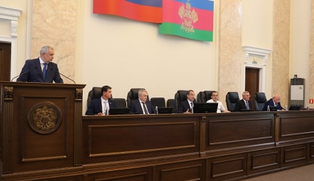 Парламентарии Кубани приняли бюджетные поправки с фокусом на поддержку граждан и развитие экономики