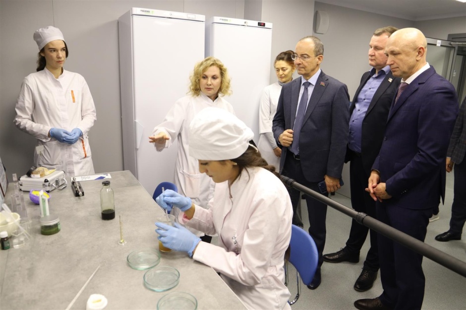 Спикер кубанского парламента Юрий Бурлачко оценил разработки центра биомедицины КубГМУ