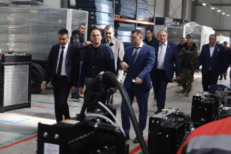 Спикер ЗСК Юрий Бурлачко проверил ход модернизации в Красноармейском районе Кубани : от детсадов до заводов