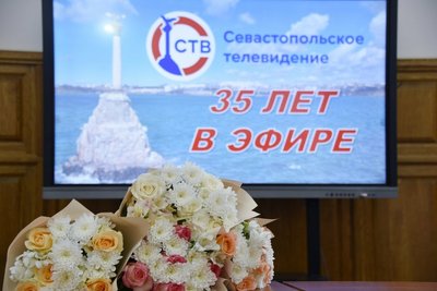 Севастопольский парламент отметил профессионализм журналистов СевТРК: спикер вручил награды коллективу