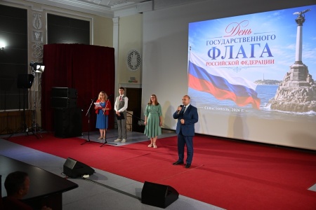 Депутаты Севастополя развернули триколор в преддверии праздника