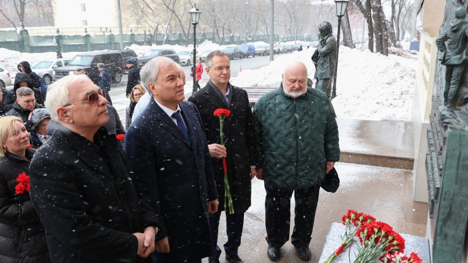 Российски законодатели отдали дань уважения великому режиссеру и политику