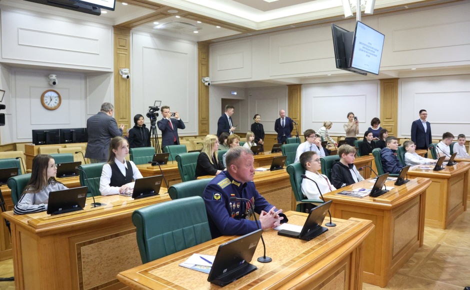 Дети героев СВО задали парламентариям вопросы о законах и экономике