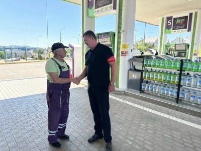 Севастопольские депутаты проверили работу топливной системы и помогли водителям на заправках