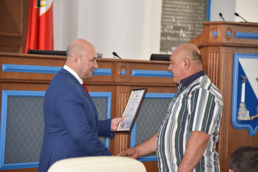 Стойкость и самоотверженность в условиях испытаний: спикер Законодательного Собрания Севастополя вручил почётные грамоты лучшим специалистам региона