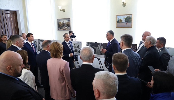 Памяти Владимира Жириновского: фотовыставка открылась в Законодательном Собрании Кубани