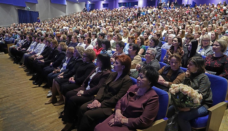 «Вы создаете крепкий тыл для бойцов»:  спикер кубанского парламента Юрий Бурлачко о роли женщин
